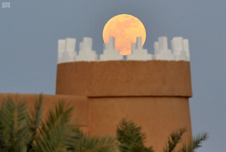 البدر يطل من بين ثنايا الحضارة وإرث الإنسان في مهرجان الجنادرية