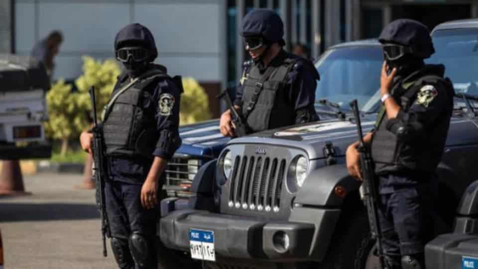 سبب صفعة.. والد طالبة يقتل معلمًا داخل مدرسة في مصر