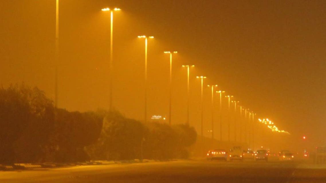 أتربة مثارة على منطقة الرياض حتى مساء الغد