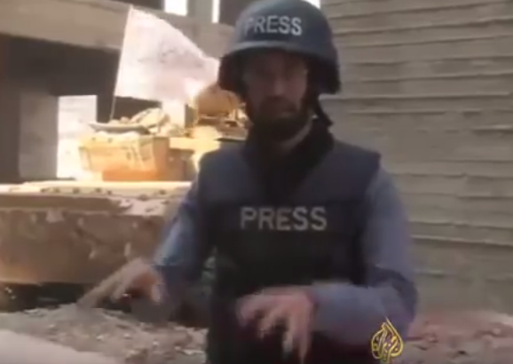 شاهد.. لحظة إصابة طاقم قناة فضائية في قصف بحلب أثناء تقديم تقرير تلفزيوني